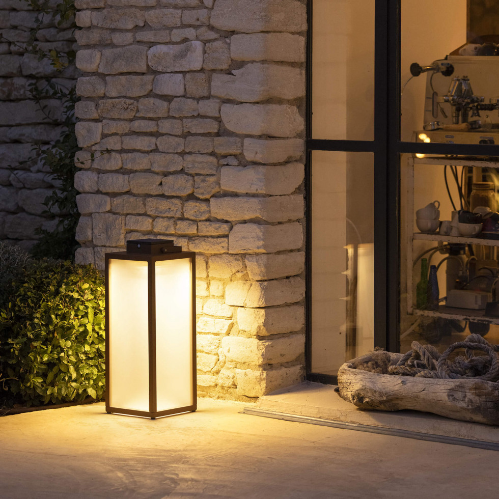 découvrez nos lampes solaires pour jardin, idéales pour illuminer vos espaces extérieurs tout en étant écologiques. profitez d'une ambiance chaleureuse et d'économies d'énergie grâce à des éclairages autonomes et design.