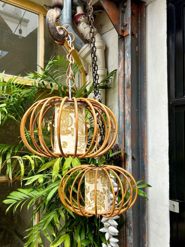 découvrez notre sélection de suspensions jardin pour embellir votre espace extérieur. explorez des designs variés et des matériaux de qualité pour créer une ambiance chaleureuse et accueillante dans votre jardin. parfait pour habiller vos plantes ou ajouter une touche décorative!